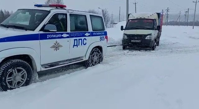 В Кузбассе полицейские оказали помощь водителю застрявшего в снегу грузовика