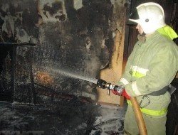 Спасатели МЧС России ликвидировали пожар в частных жилых домах и хозяйственных постройках в Крапивинском МО