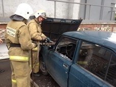 Спасатели МЧС России ликвидировали пожар в частном легковом автомобиле в Крапивинском МО