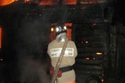 Спасатели МЧС России ликвидировали пожар в частном жилом доме и хозяйственной постройке в Крапивинском МО